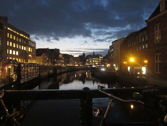 Canal de Amesterdão à noite