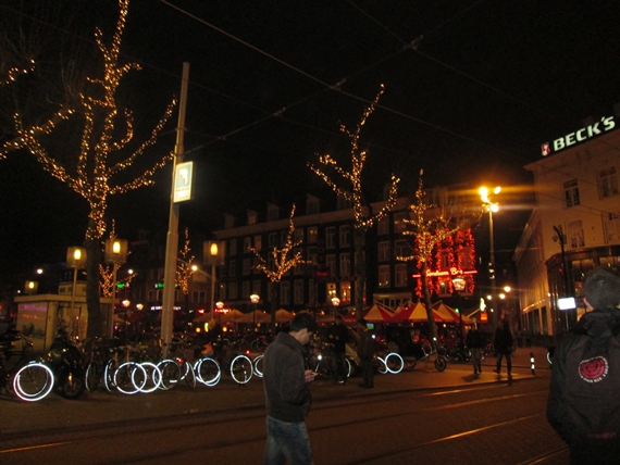Rua à noite em Amesterdão